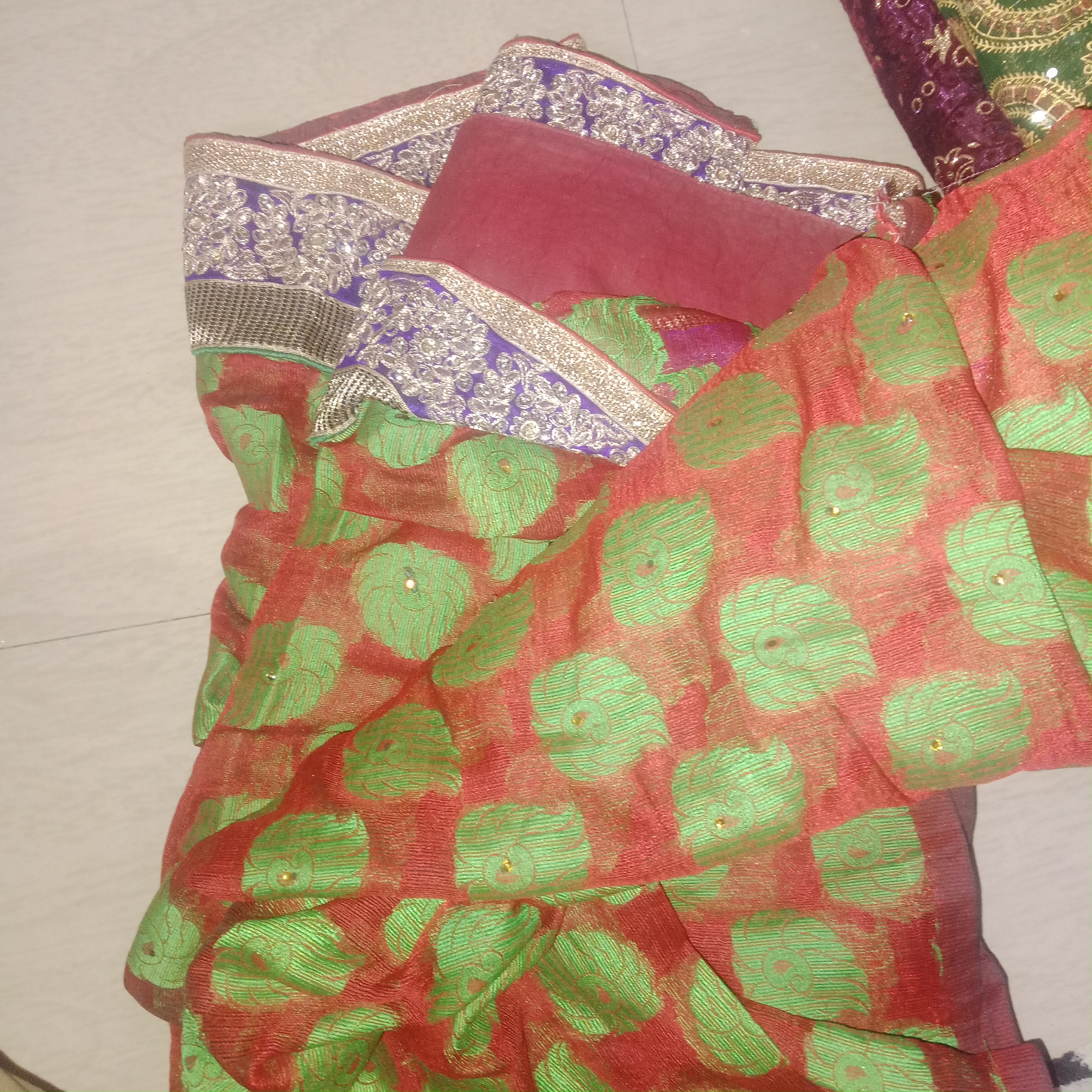 5 saree for 1999!!, 1 sare cost around 500₹+, good deals for you.