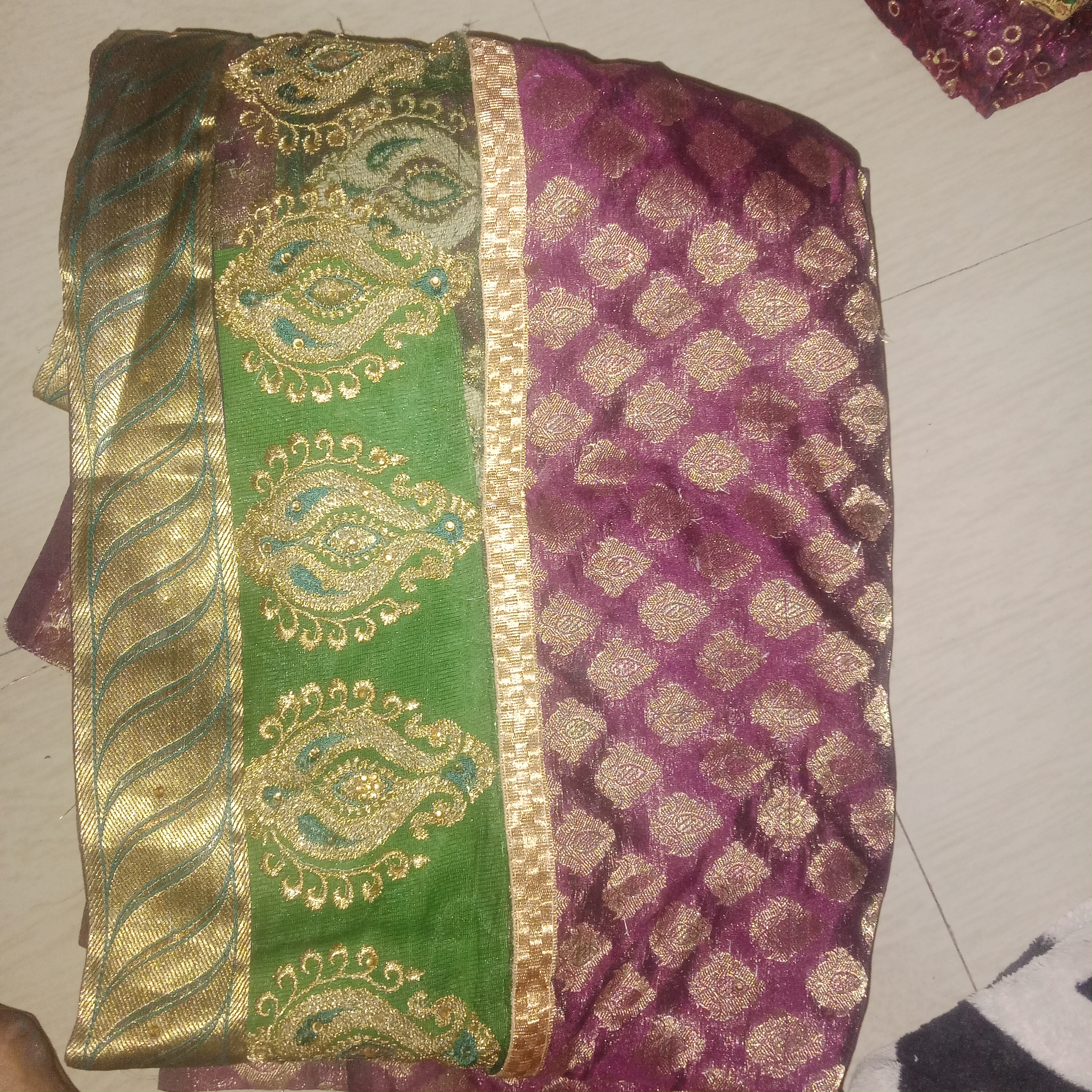 5 saree for 1999!!, 1 sare cost around 500₹+, good deals for you.