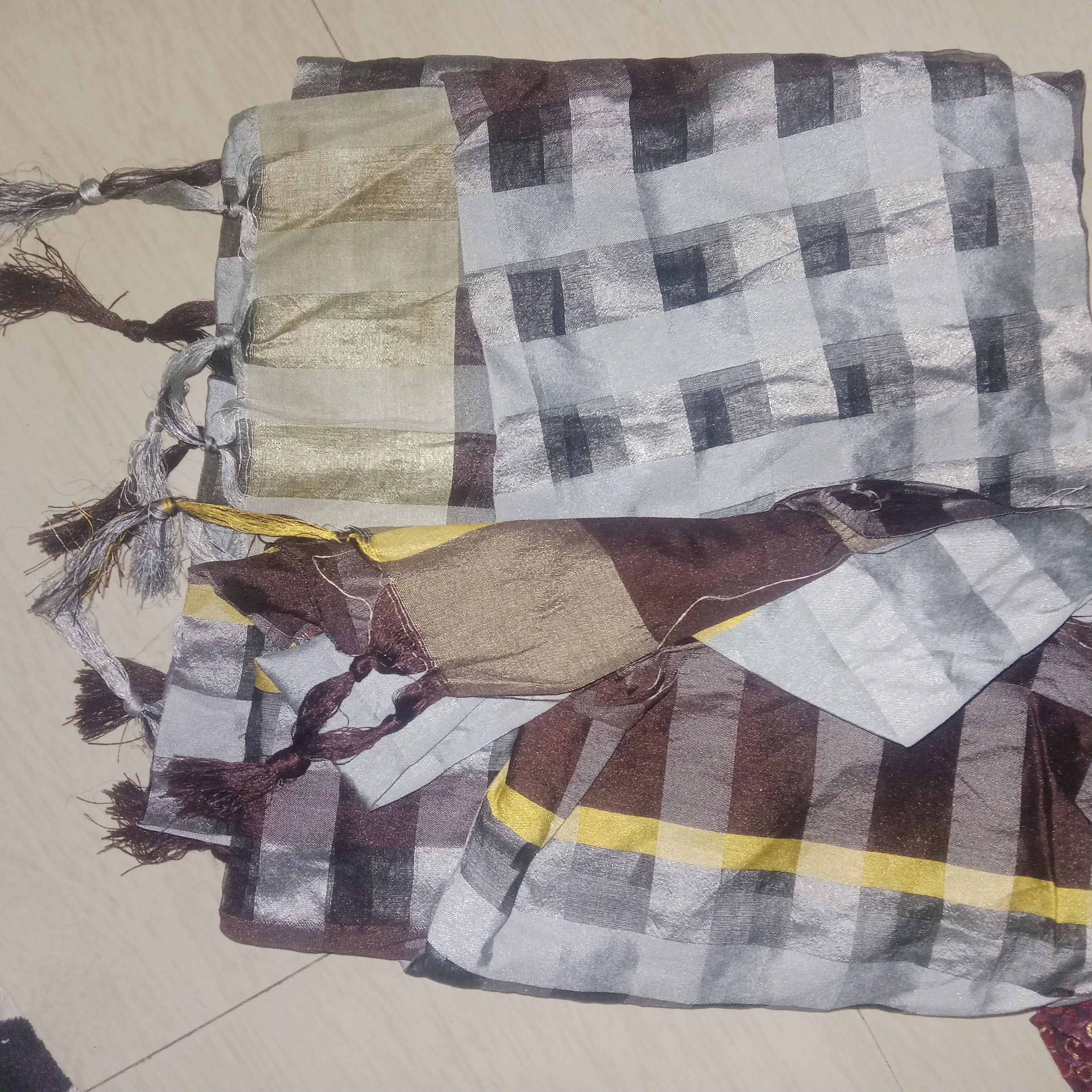 5 saree for 1999!!, 1 sare cost around 500₹+, good deals for you.