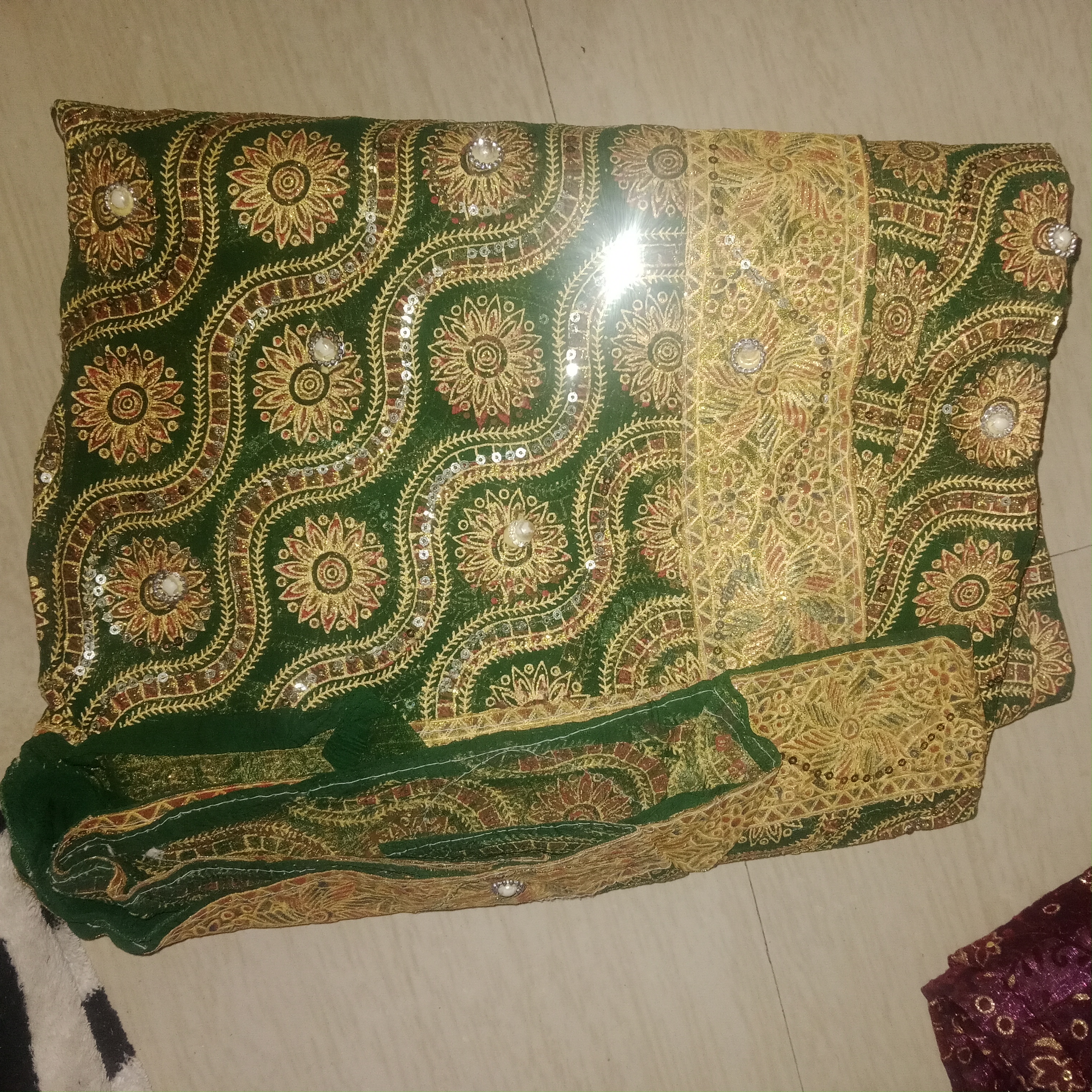 5 saree for 1999!!, 1 sare cost around 500₹+, good deals for you.